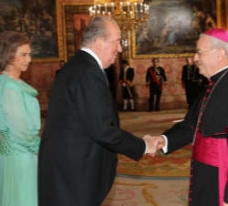 El Rey recibe el saludo del nuncio Apostólico, monseñor Renzo Fratini
